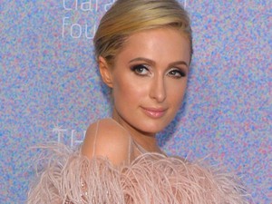 Paris Hilton-nál már csak testvére tud habosabb ruhát választani...