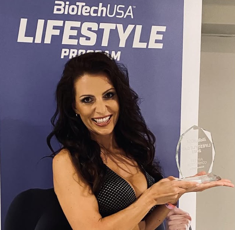 Már akkoriban is fitness versenyekre járt, ahol a közönségdíjat is elnyerte. 