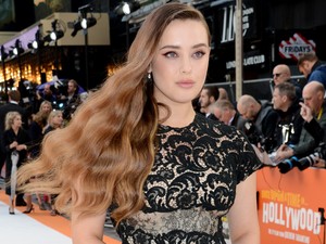 A13 Reasons Why sztárja, Katherine Langford gyönyörű smikjéhez kapott egy förtelmes ruhát