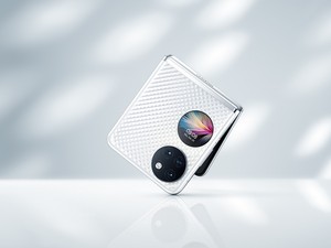 Akár egy púderdoboz: itt az újgenerációs kihajtható mobil