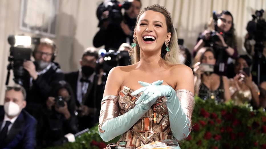 Blake Lively elképesztően viccesen mutatta meg növekvő pocakját