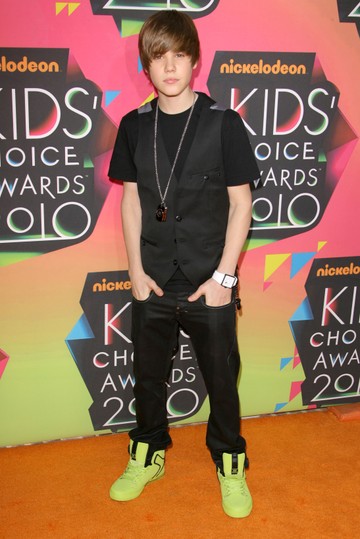 Justin Bieber mindössze 15 éves volt, amikor One Time című dalával berobbant a köztudatba. Életében először a Nickelodeon Kids Choice Awards vörös - vagyis pontosabban - sárga szőnyegén vonult végig 2010-ben.