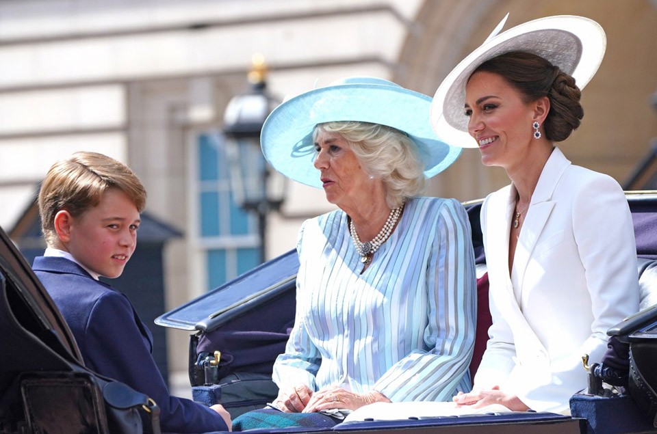  György herceg és édesanyja Katalin hercegné, valamint a nagymamája Kamilla hercegné a nyitott hintóban