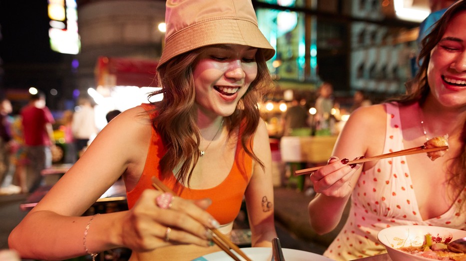 A Time Out Market Budapestben nemcsak a fogások íze, hanem a közös élmények is felejthetetlenek lesznek – baráti találkozások, nevetés és kulináris felfedezések egy tető alatt