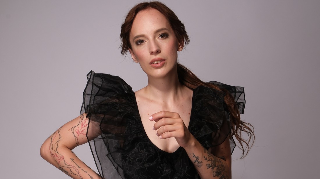 Rohonczi Fanni: egy fiatal tervező, aki az érzelmekből és hagyományokból épít nemzetközi divatmárkát