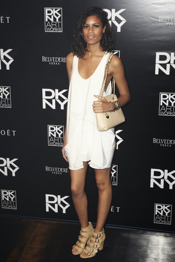 DKNY rendezvényen vagány, nyárias, fehér szettben.