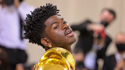 Lil Nas X három arany szettet is viselt a Met gála vörös szőnyegén