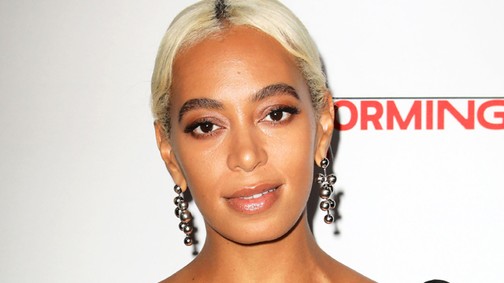 Ez tényleg a legidiótább ruha, amit mostanában a vörös szőnyegen láttunk