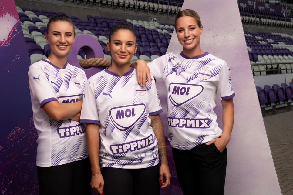 Gulyás Michelle (jobb szélen) modellként is megállja a helyét – az Újpest FC szurkolói napján mutatta be a csapat új mezét.