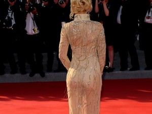 Formás hátsóját mutatta meg a vörös szőnyegen a műsorvezető