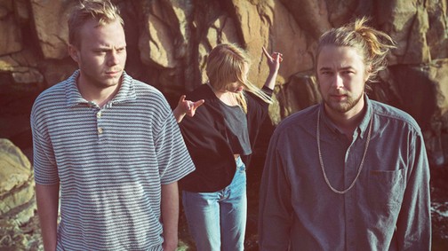 Csak egy szám: Repülj a felhők fölé a Postiljonen új dalával