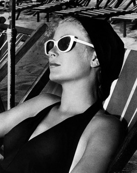 Grace Kelly a Fogjunk tolvajt! című Hitchcock-film strandjelenetében viselt fehér keretes Oliver Goldsmith napszemüvegével valóságos divathullámot indított el. 