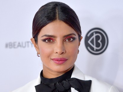 Tátott szájjal bámuljuk Priyanka Chopra ultradögös villantós szerelését