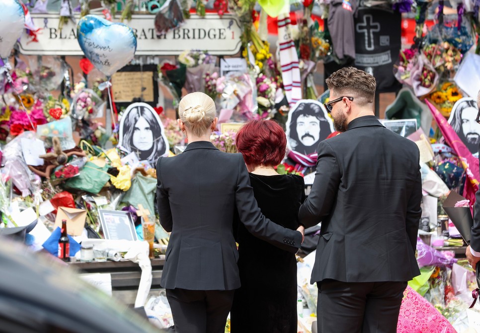Sharon Osbourne összeomlott a férje temetésén, a gyermekei támogatták