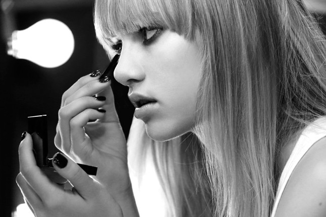 Suki Waterhouse a Burberry szenvedélyes illatának az arca