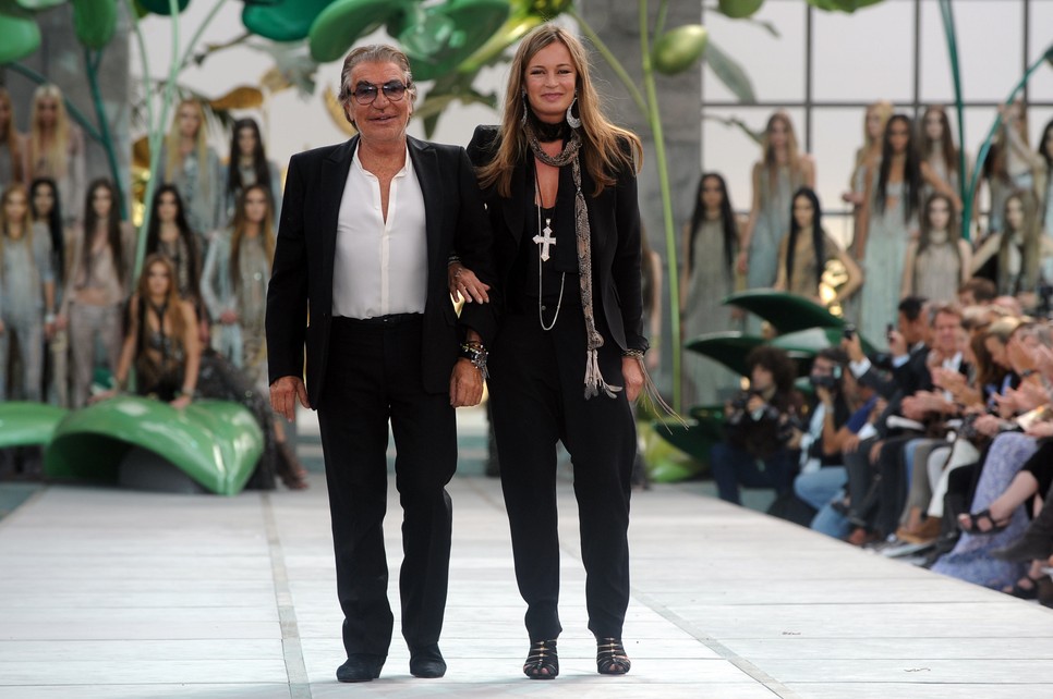 Roberto Cavalli és egykori felesége, alkotótársa, Eva Cavalli a 2011-es tavaszi-nyári kollekció bemutatóján a Milánói divathéten