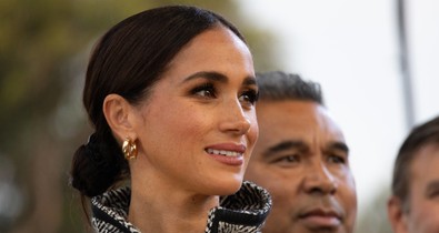 Meghan Markle merész ruhában tért vissza, csak úgy ragyogott a vörös szőnyegen