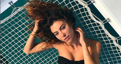 Ebben a bikinifelsőben mindenkinek háromszor akkora melle van, mint a valóságban