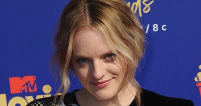 Hú, Elisabeth Moss-t ennyire vagány ruhában sem láttuk még