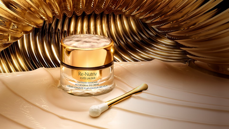 A Re-Nutriv szemkörnyékápoló különlegessége nemcsak a technológiában rejlik, hanem az összetevőkben is: a dél-franciaországi, kizárólagos forrásból származó fekete gyémánt szarvasgombakivonat energetizálja a bőrt és fokozza természetes ragyogását.