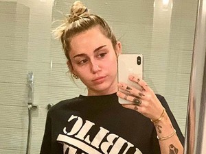 Kifordult magából: Miley Cyrus mellbimbó-villantó szelfivel folytatja