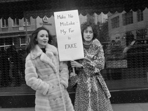 Ugye te is egy szőrmementes Európában szeretnél élni, ahol nem kínozzák a kisállatokat!