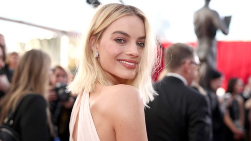 Margot Robbie megjelenését tönkretette a boa-úszógumi