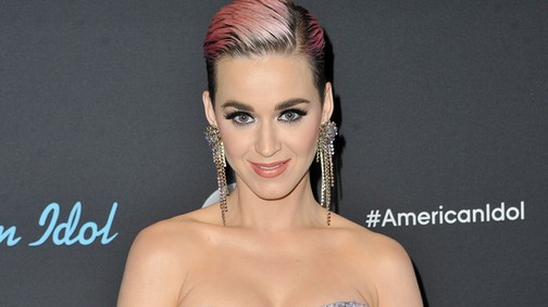 Katy Perry ki merte mondani Meghan Markle ruhájáról, amit a fél világ gondol