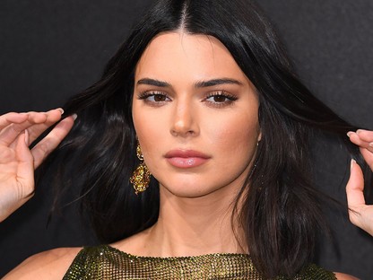 +18 Kendall Jenner akár meztelenül is jöhetett volna, ebben a ruhában MINDENT látni