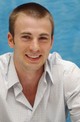 Chris Evans a Mobil című film sajtóeseményén, 2004-ben - A rövid haj és az egyszerű ing még messze volt a vörös szőnyeges ikonstátusztól – de a karizma már akkor is sugárzott belőle.