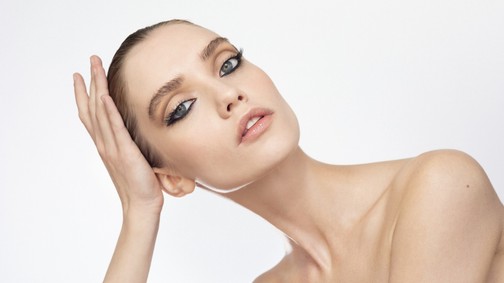 Így készíts igazán elegáns, klasszikus sminket modern csavarral