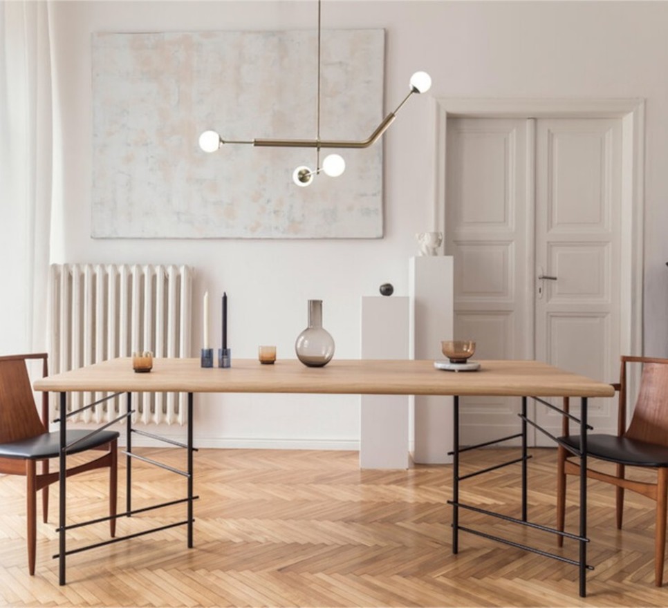 Letisztult étkező, meleg és semleges árnyalatokkal