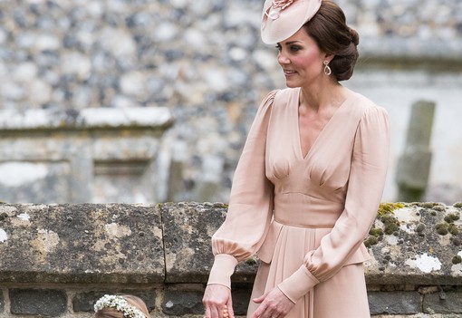 Amikor egy lakás árát viselik magukon: a királyi család legdrágább ruhái