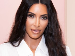 Ha feleslegesnek érzed magad, nézd csak meg Kim Kardashian szoknyáját...