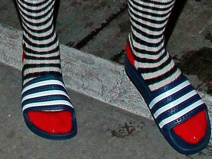 Borzasztó trend, de te is viselni fogod - uszodai papucs az utcán