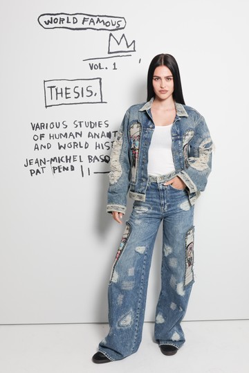 Amelia Gray a H&M Basquiat kollekciójának egyik öltözékében