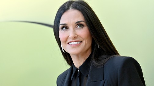 Demi Moore melltartó nélkül, feszes szettben lépett a vörös szőnyegre