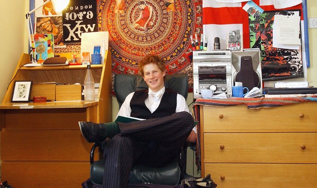 Harry herceg a kollégiumi szobájában