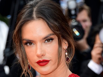 Villant a bugyi megint - Alessandra Ambrosio-show Cannes-ban