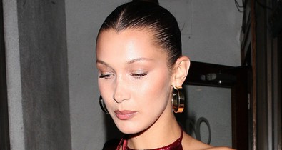 Bella Hadid felvette az év legdögösebb ruháját, hát persze, hogy átlátszó