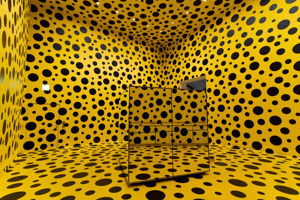 Yayoi Kusama retropsektív kiállítás a berlini Gropius Bau múzeumban. A világ egyik legmeghatározóbb kortárs művészének nagyszabású tárlata 2021. április 23. és augusztus 15. között volt látogatható Németország fővárosában