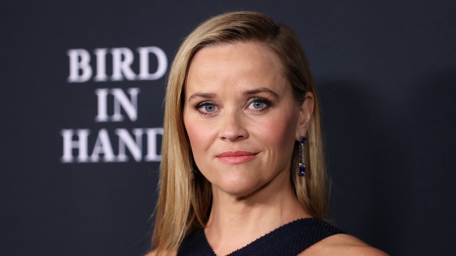 Reese Witherspoon visszatért a vörös szőnyegre, és térdre borulunk előtte