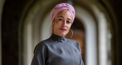 Ő Zadie Smith, a kortárs brit irodalom legélesebb és legérdekesebb hangja
