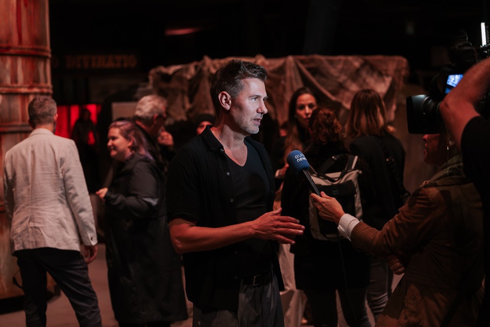 Vági Bence, a Recirquel víziójának megalkotója: rendező, aki a mítoszok világát hipnotikus terekbe fordítja át