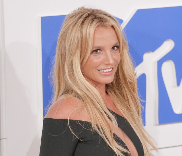 britney spears, mtv vma, julien macdonald, kis fekete, kivágás, vörös szőnyeg