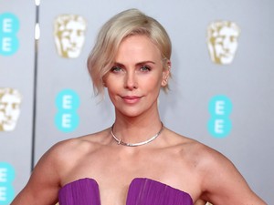 Charlize Theron lenyűgöző és szexi volt Londonban