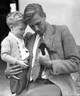 David Attenborough 1955-ben kisfiának, Robertnek mutat egy ormányos medvét, amelyet a Londoni Állatkert és a BBC közös brit-guianai expedíciójáról hozott haza.