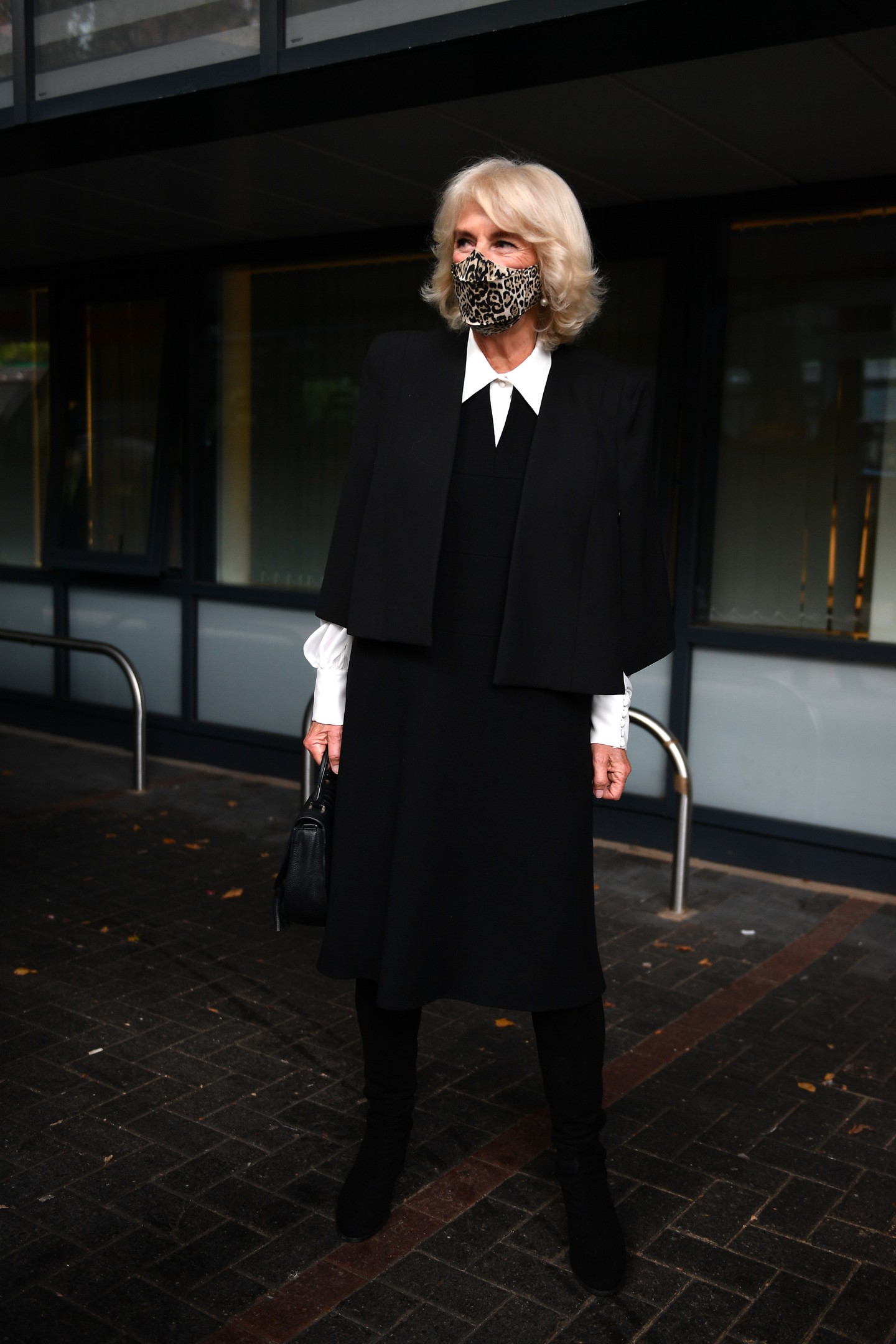 Kamilla királyné szettje kortalan, legyen valaki 20-as, 30-as, 40-es, 50-es, 60-es, 70-es, ez a szett mindenkin stílusosan mutatna. A leopárdmintás maszk pedig már csak hab a tortán!