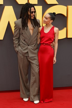 Zoe Kravitz gyakran említi, hogy édesapja stílusbeli hatása karrierjében és világlátásában is formálta őt. Lenny Kravitz egy interjúban elmondta, hogy különleges kötelék fűzi össze őket, hiszen nemcsak apa-lánya viszonyuk van, hanem legjobb barátként is tekintenek egymásra. Erre a kötelékre a Saint Laurent márka is felfigyelt, így mindkét sztár múzsákként szolgált már a Saint Laurent divatháznak.