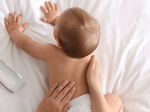 Jó ötlet-e babaolajat használni, ha mindenmentes kozmetikumot keresünk?